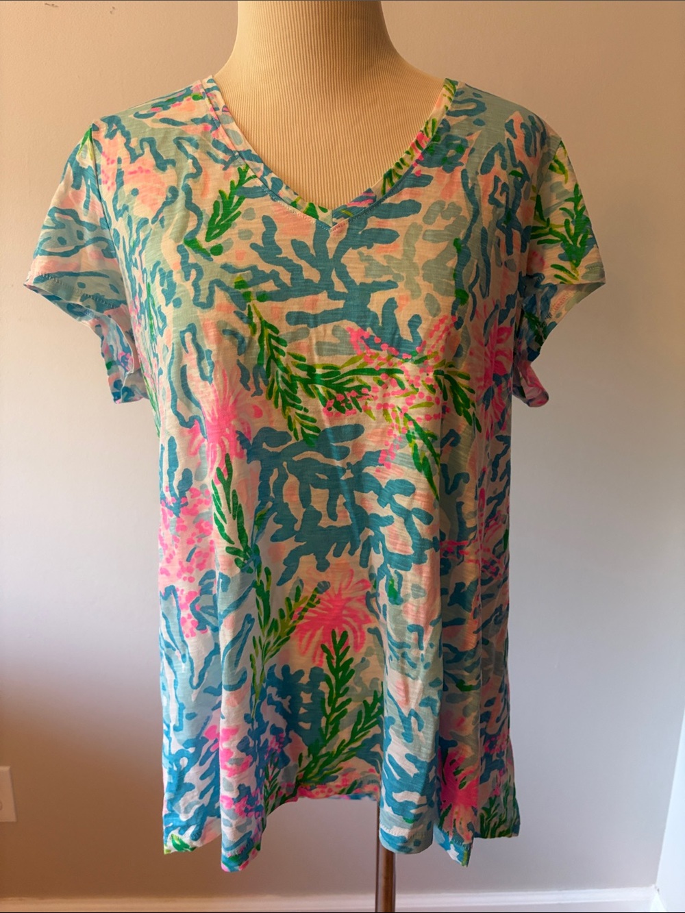 Lilly Pulitzer Blue Pink Green Coral Print V-Neck Short Sleeve Tee Etta